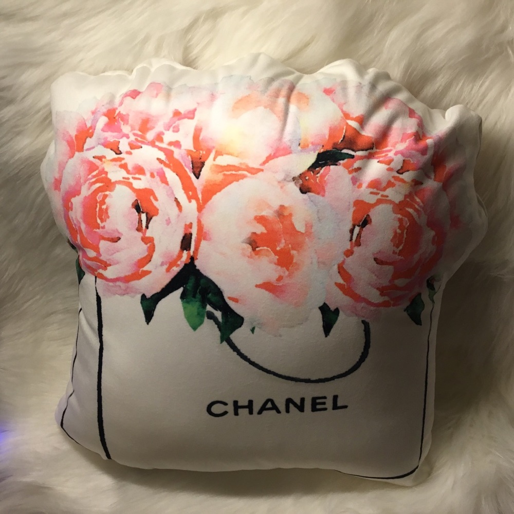 NWT- PILLOW DECORATION W 14” X H-16”